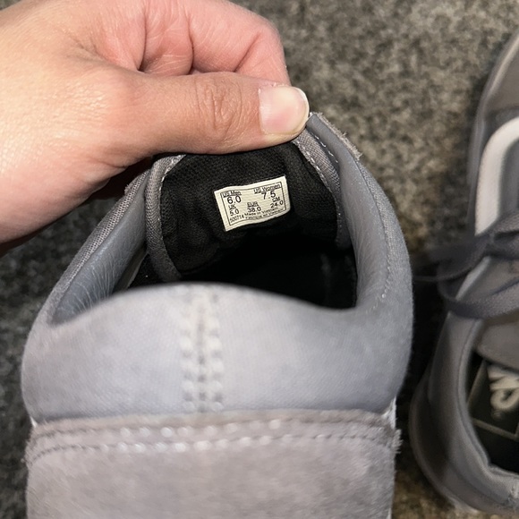 VANS - Picture 2 of 2